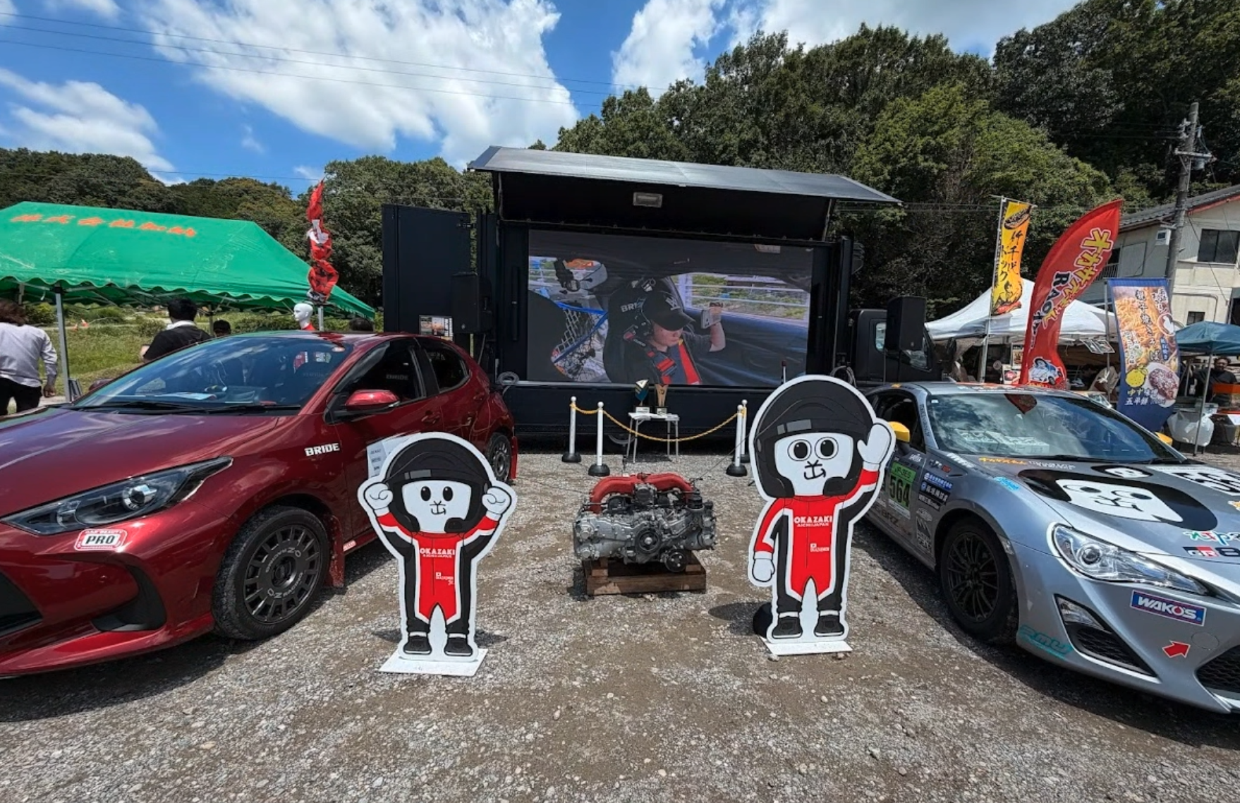 ラリーカーの運転席を中継するボンドスタジオ